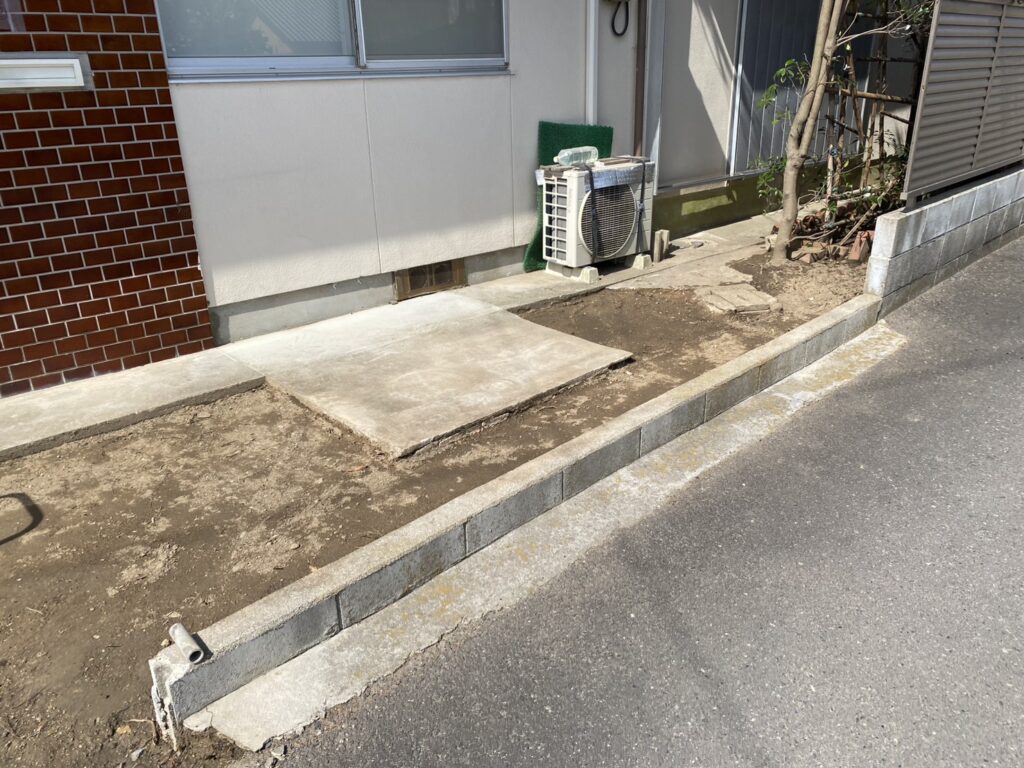 【高松市Ｋ様邸】庭仕舞い工事｜玄関周りの目隠しフェンス・サイクルポートの柱移設・モルタル補修完了 (株)カインズガーデン