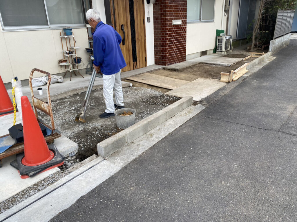 【高松市Ｋ様邸】庭仕舞い工事｜玄関周りの目隠しフェンス・サイクルポートの柱移設・モルタル補修完了 (株)カインズガーデン