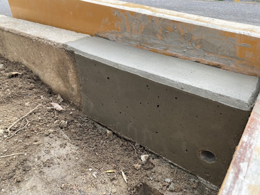 【高松市Ｋ様邸】庭仕舞い工事｜玄関周りの目隠しフェンス・サイクルポートの柱移設・モルタル補修完了 (株)カインズガーデン