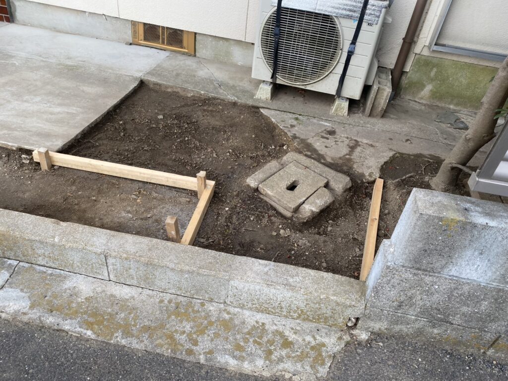 【高松市Ｋ様邸】庭仕舞い工事｜玄関周りの目隠しフェンス・サイクルポートの柱移設・モルタル補修完了 (株)カインズガーデン