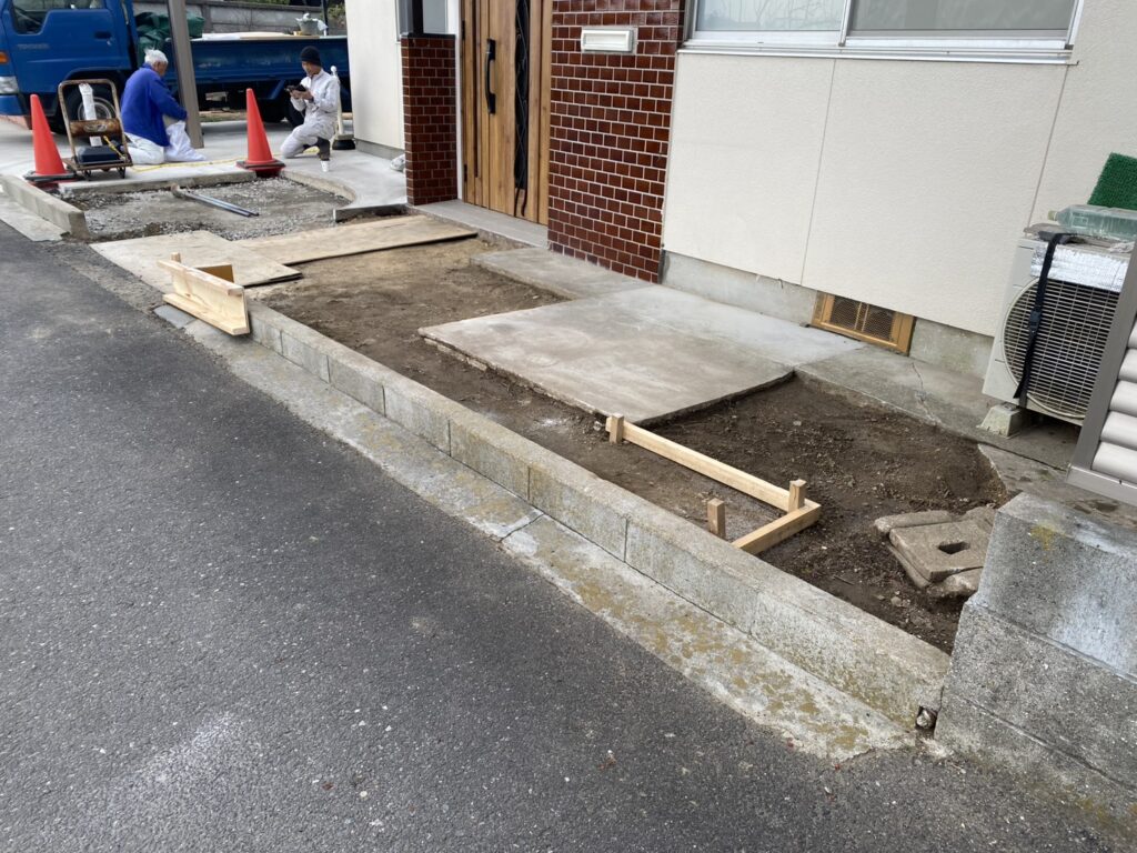 【高松市Ｋ様邸】庭仕舞い工事｜玄関周りの目隠しフェンス・サイクルポートの柱移設・モルタル補修完了 (株)カインズガーデン