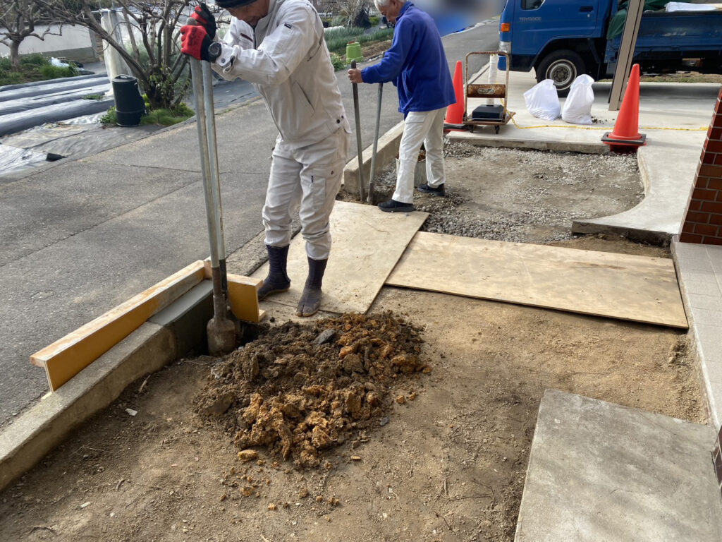 【高松市Ｋ様邸】庭仕舞い工事｜玄関周りの目隠しフェンス・サイクルポートの柱移設・モルタル補修完了 (株)カインズガーデン