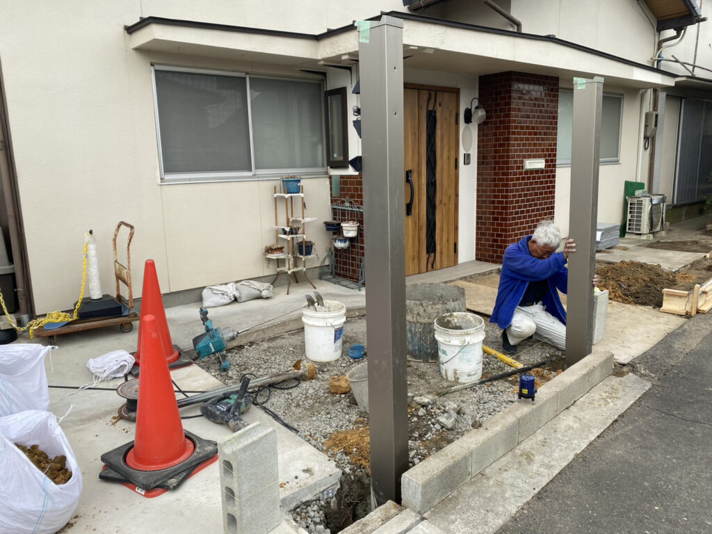 【高松市Ｋ様邸】庭仕舞い工事｜玄関周りの目隠しフェンス・サイクルポートの柱移設・モルタル補修完了 (株)カインズガーデン