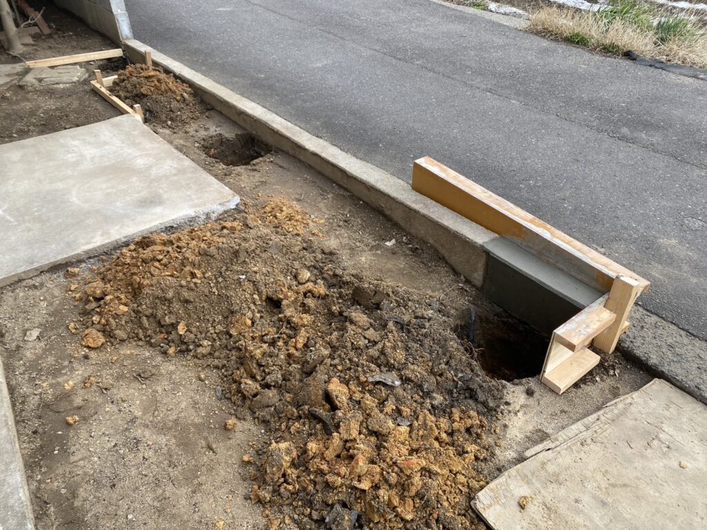 【高松市Ｋ様邸】庭仕舞い工事｜玄関周りの目隠しフェンス・サイクルポートの柱移設・モルタル補修完了 (株)カインズガーデン