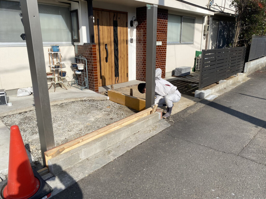 【高松市Ｋ様邸】庭仕舞い工事｜玄関周りの目隠しフェンス・サイクルポートの柱移設・モルタル補修完了 (株)カインズガーデン