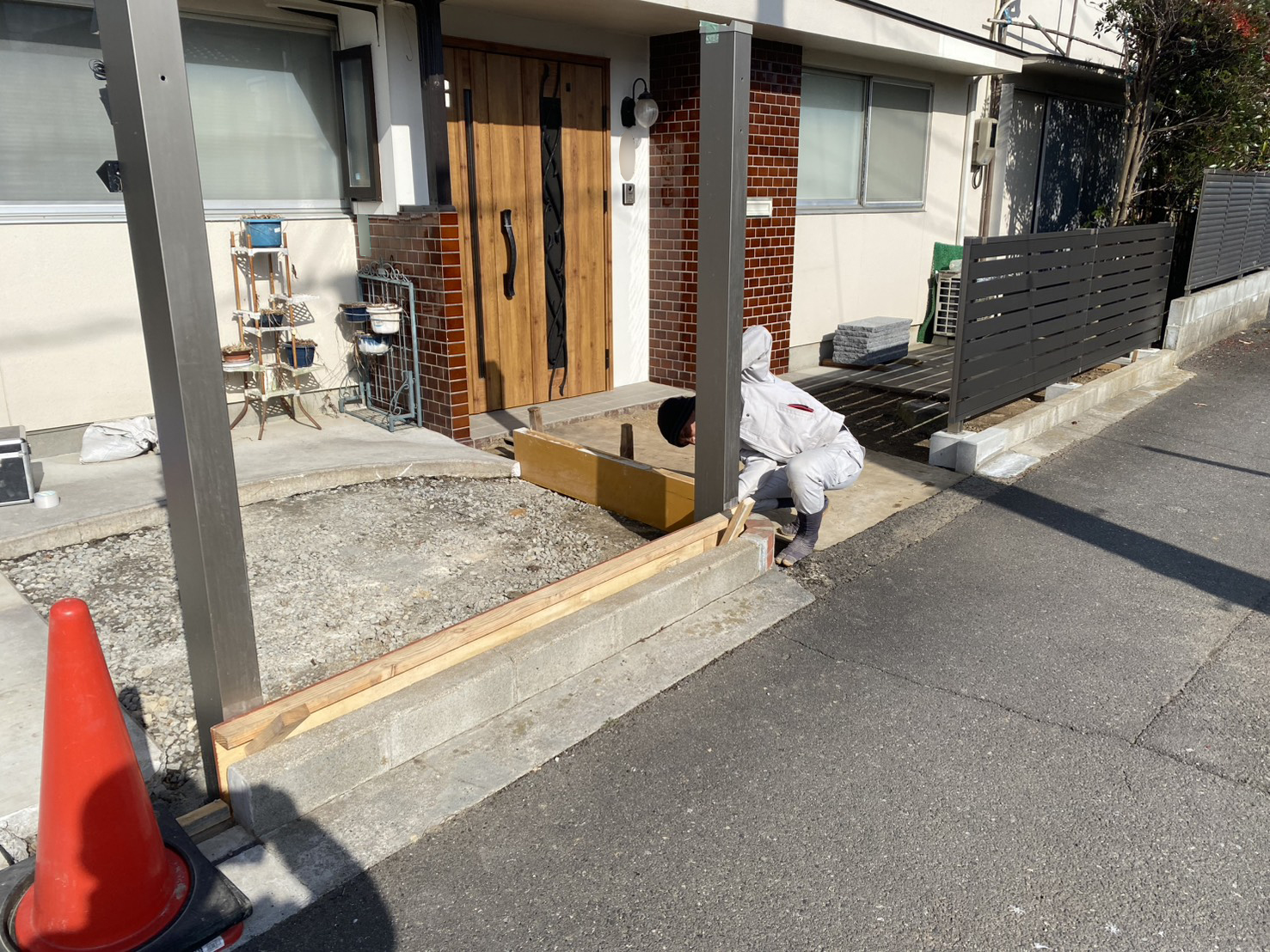 【高松市Ｋ様邸】庭仕舞い工事｜玄関周りの目隠しフェンス・サイクルポートの柱移設・モルタル補修完了 (株)カインズガーデン