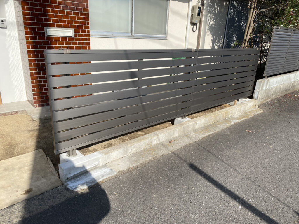 【高松市Ｋ様邸】庭仕舞い工事｜玄関周りの目隠しフェンス・サイクルポートの柱移設・モルタル補修完了 (株)カインズガーデン