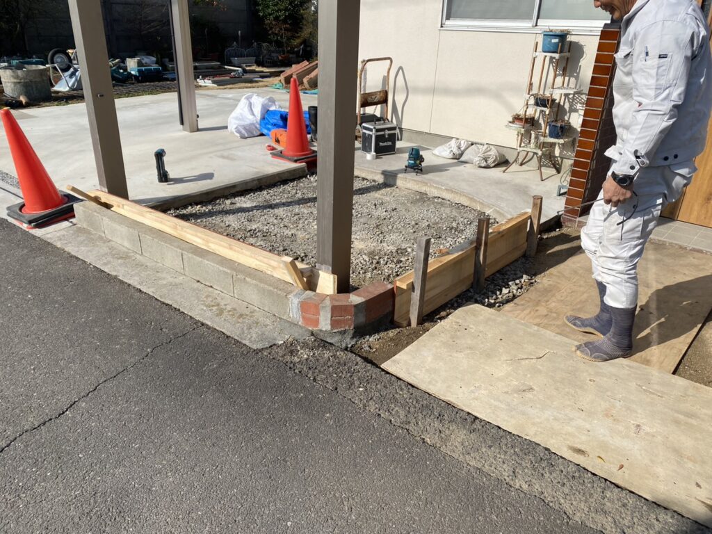 【高松市Ｋ様邸】庭仕舞い工事｜玄関周りの目隠しフェンス・サイクルポートの柱移設・モルタル補修完了 (株)カインズガーデン