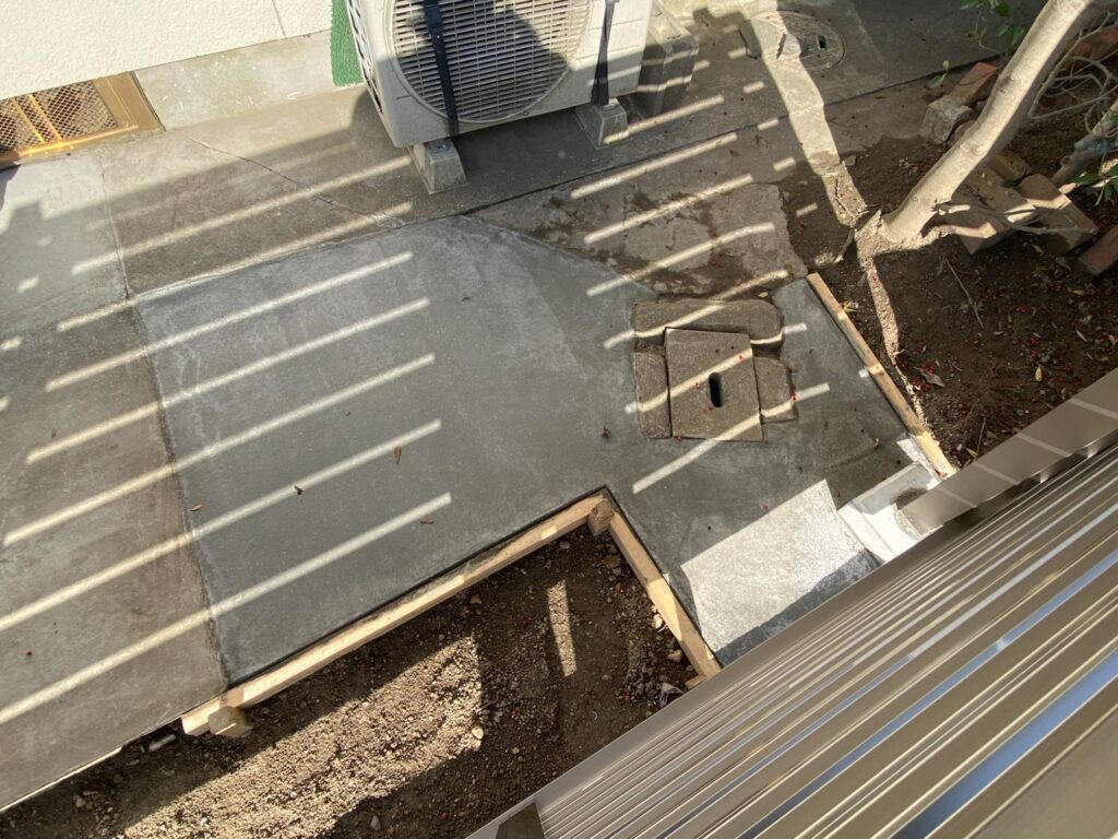 【高松市Ｋ様邸】庭仕舞い工事｜玄関周りの目隠しフェンス・サイクルポートの柱移設・モルタル補修完了 (株)カインズガーデン