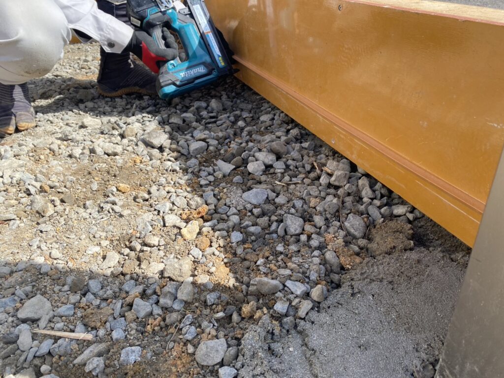 【高松市Ｋ様邸】庭仕舞い工事｜玄関周りの目隠しフェンス・サイクルポートの柱移設・モルタル補修完了 (株)カインズガーデン