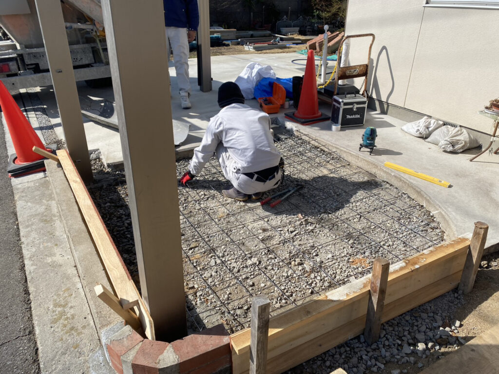 【高松市Ｋ様邸】庭仕舞い工事｜玄関周りの目隠しフェンス・サイクルポートの柱移設・モルタル補修完了 (株)カインズガーデン