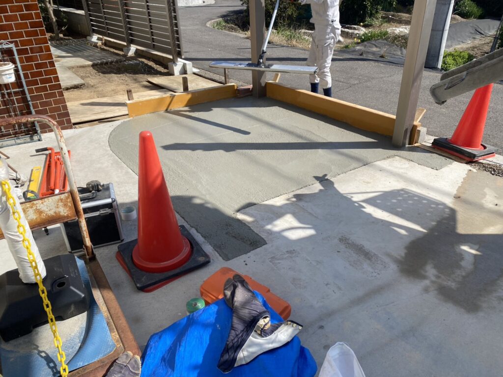 【高松市Ｋ様邸】庭仕舞い工事｜玄関周りの目隠しフェンス・サイクルポートの柱移設・モルタル補修完了 (株)カインズガーデン