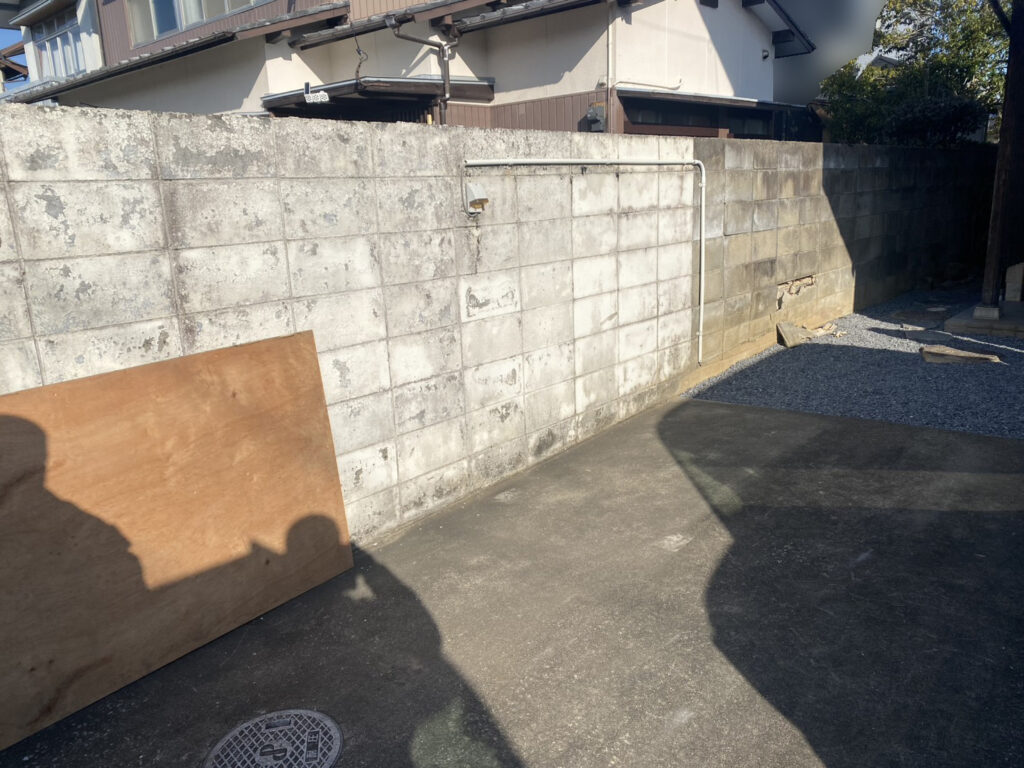 【香川町Ｈ様邸】ブロックフェンス工事着工⛑｜お隣様と共同で境界８段積ブロック塀撤去＆フェンス設置 (株)カインズガーデン