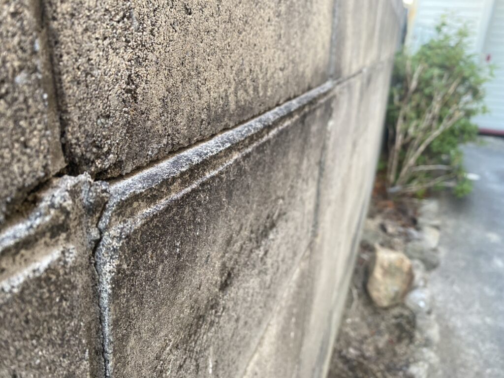 【香川町Ｈ様邸】ブロックフェンス工事着工⛑｜お隣様と共同で境界８段積ブロック塀撤去＆フェンス設置 (株)カインズガーデン