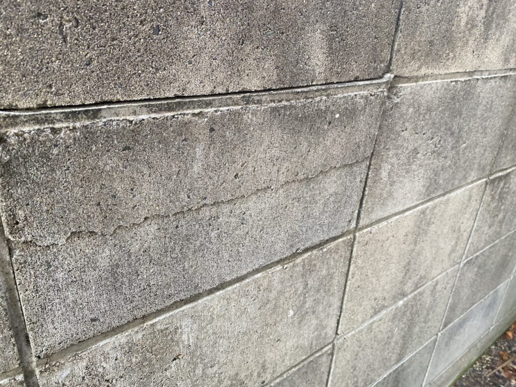 【香川町Ｈ様邸】ブロックフェンス工事着工⛑｜お隣様と共同で境界８段積ブロック塀撤去＆フェンス設置 (株)カインズガーデン