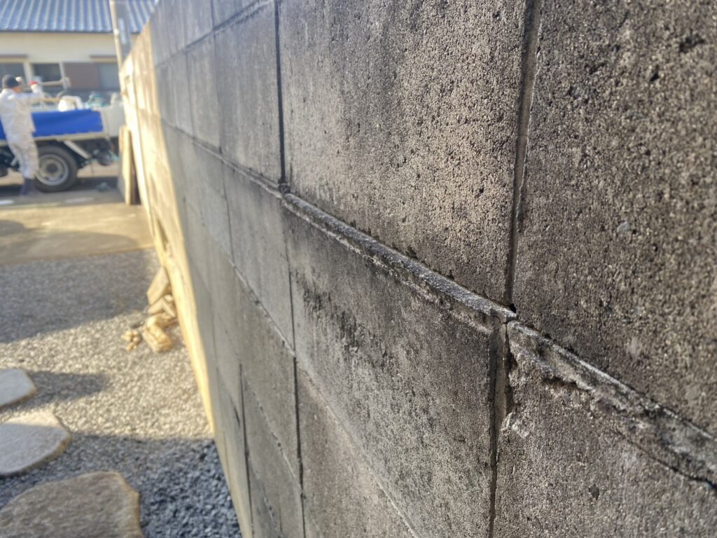 【香川町Ｈ様邸】ブロックフェンス工事着工⛑｜お隣様と共同で境界８段積ブロック塀撤去＆フェンス設置 (株)カインズガーデン