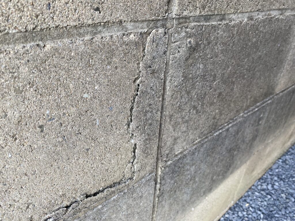 【香川町Ｈ様邸】ブロックフェンス工事着工⛑｜お隣様と共同で境界８段積ブロック塀撤去＆フェンス設置 (株)カインズガーデン