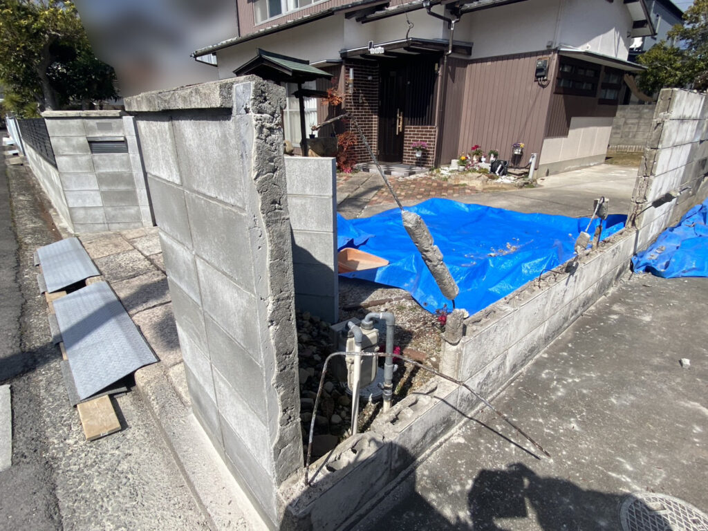 【香川町Ｈ様邸】ブロックフェンス工事着工⛑｜お隣様と共同で境界８段積ブロック塀撤去＆フェンス設置 (株)カインズガーデン