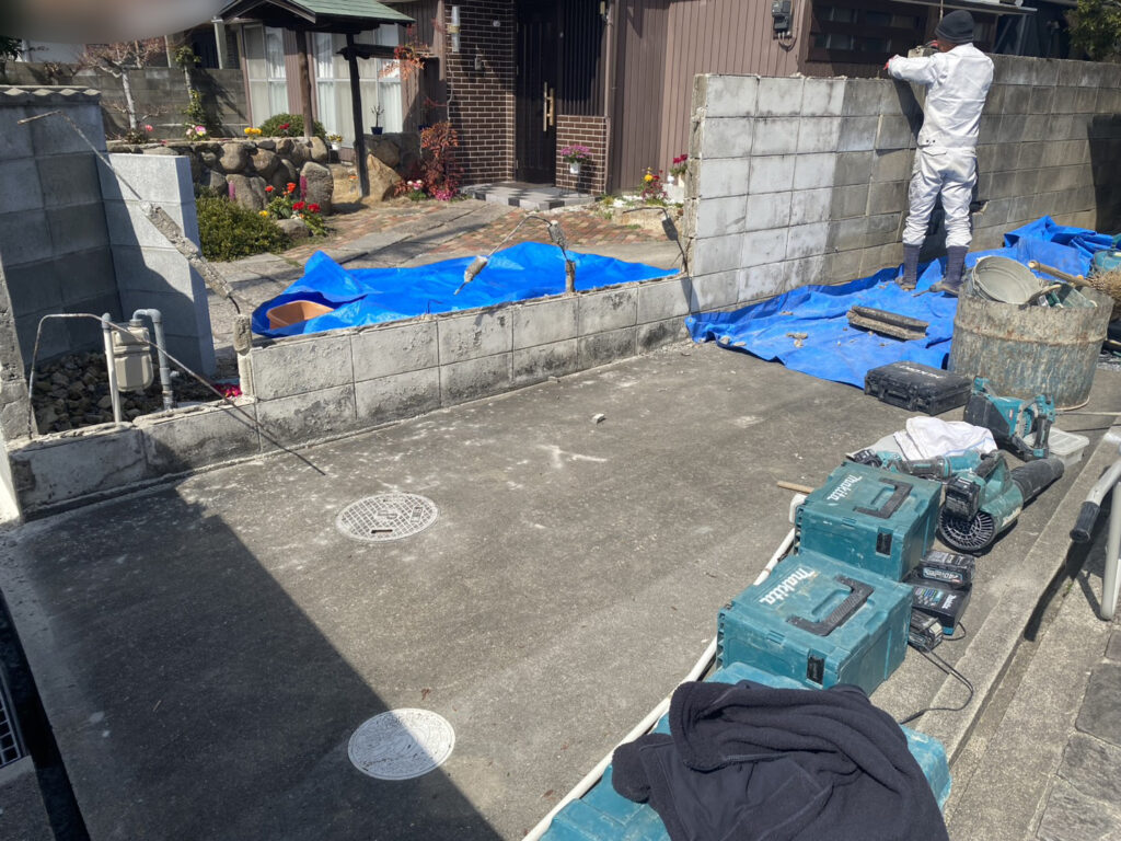 【香川町Ｈ様邸】ブロックフェンス工事着工⛑｜お隣様と共同で境界８段積ブロック塀撤去＆フェンス設置 (株)カインズガーデン