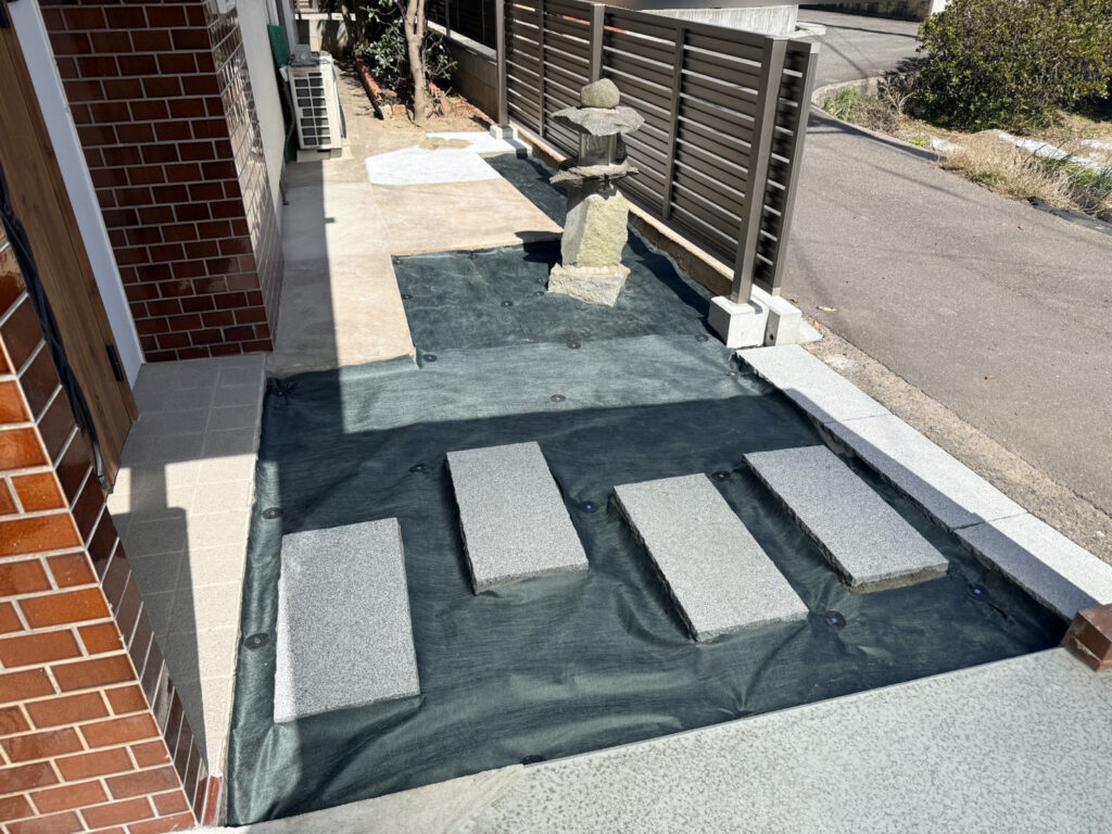 【高松市Ｋ様邸】庭仕舞い工事㊗完工｜生垣や花壇撤去し雑草対策＆和テイストの玄関周りもスッキリ完了 (株)カインズガーデン