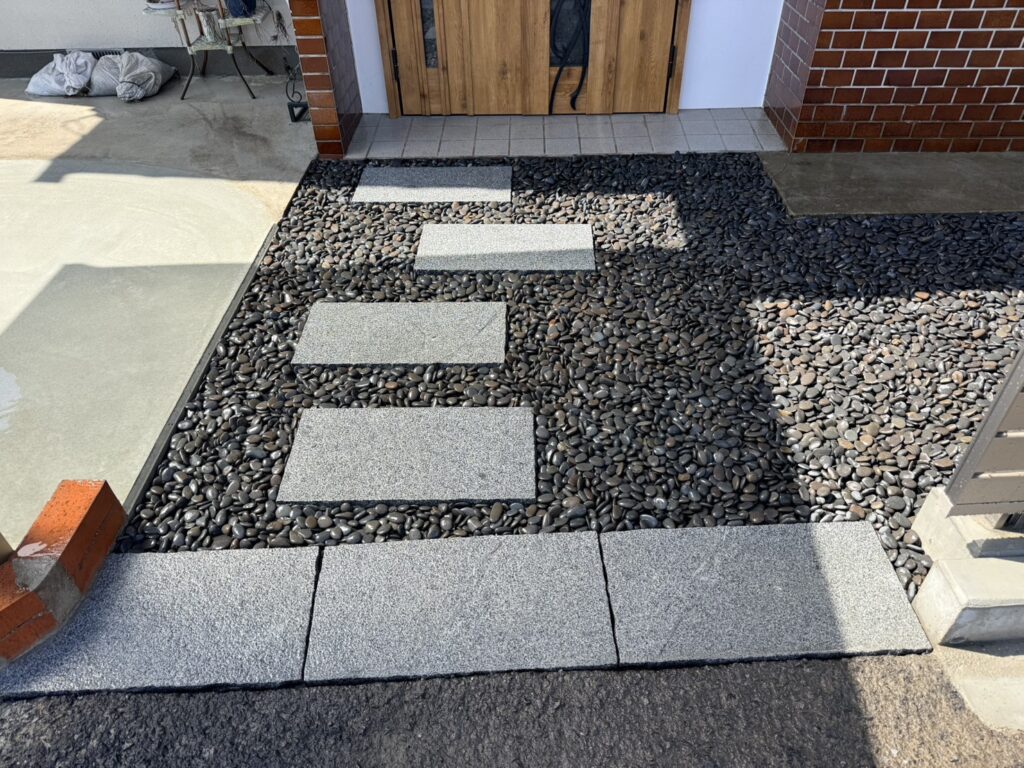 【高松市Ｋ様邸】庭仕舞い工事㊗完工｜生垣や花壇撤去し雑草対策＆和テイストの玄関周りもスッキリ完了 (株)カインズガーデン