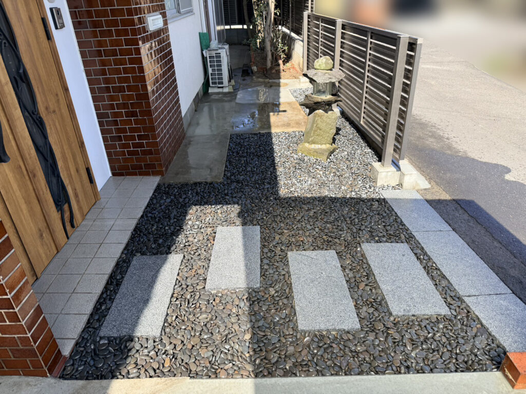 【高松市Ｋ様邸】庭仕舞い工事㊗完工｜生垣や花壇撤去し雑草対策＆和テイストの玄関周りもスッキリ完了 (株)カインズガーデン