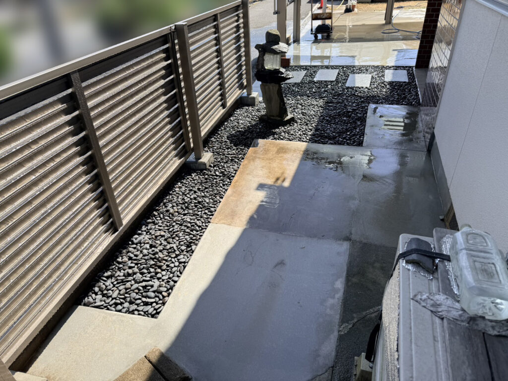 【高松市Ｋ様邸】庭仕舞い工事㊗完工｜生垣や花壇撤去し雑草対策＆和テイストの玄関周りもスッキリ完了 (株)カインズガーデン