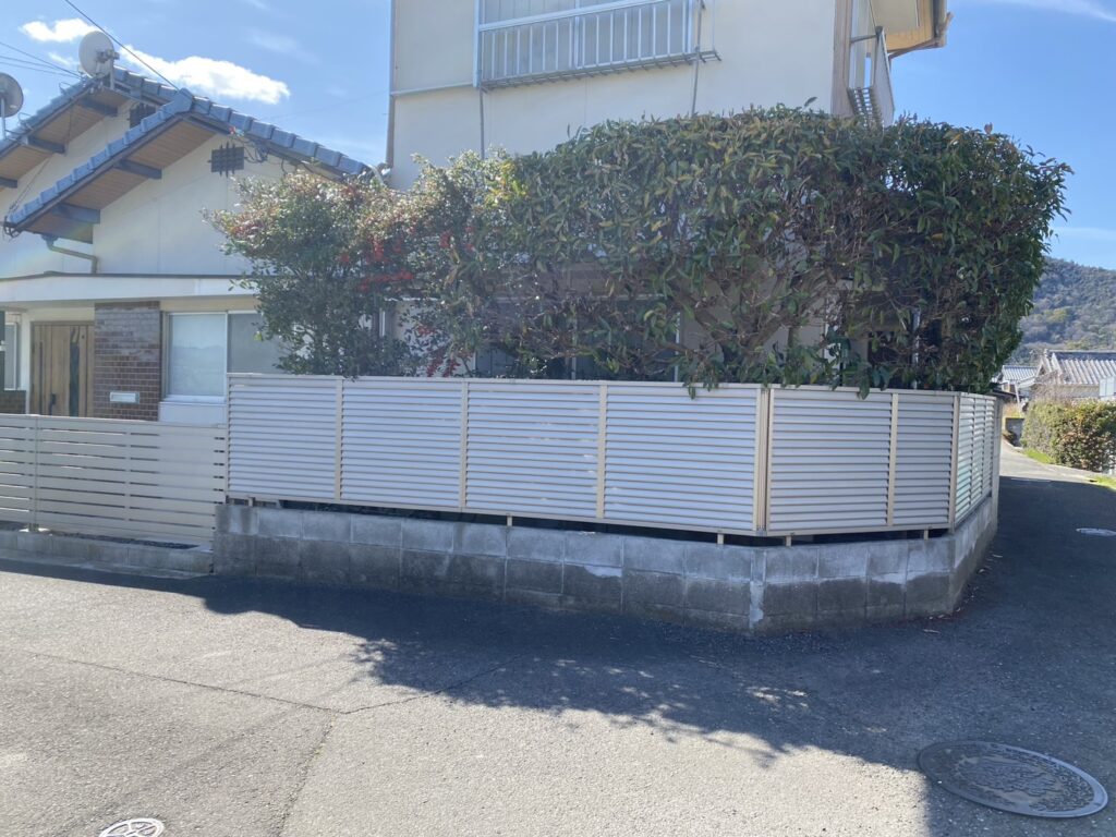 【高松市Ｋ様邸】庭仕舞い工事㊗完工｜生垣や花壇撤去し雑草対策＆和テイストの玄関周りもスッキリ完了 (株)カインズガーデン