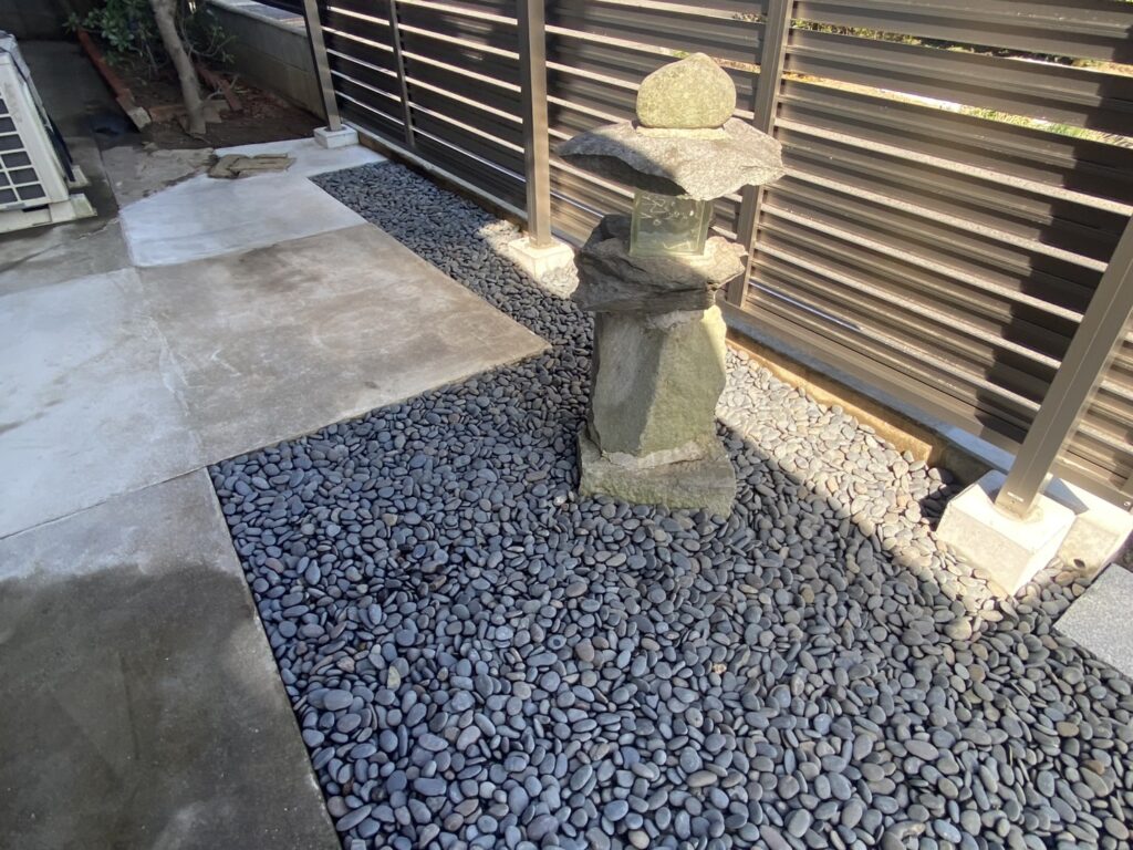 【高松市Ｋ様邸】庭仕舞い工事㊗完工｜生垣や花壇撤去し雑草対策＆和テイストの玄関周りもスッキリ完了 (株)カインズガーデン