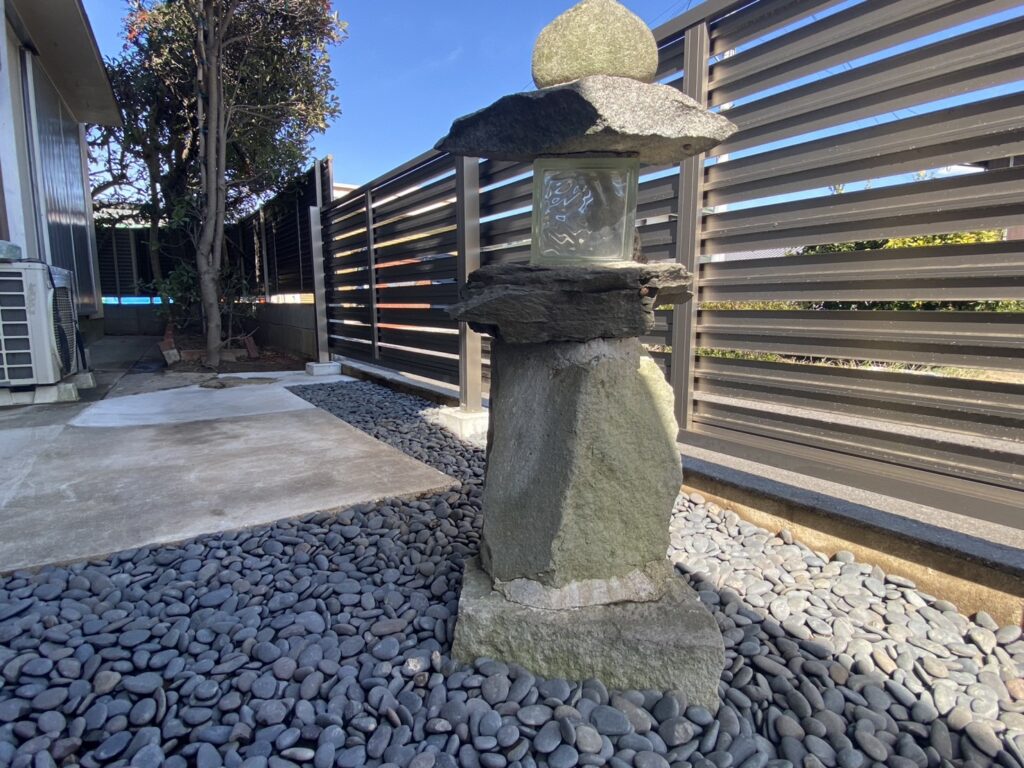 【高松市Ｋ様邸】庭仕舞い工事㊗完工｜生垣や花壇撤去し雑草対策＆和テイストの玄関周りもスッキリ完了 (株)カインズガーデン