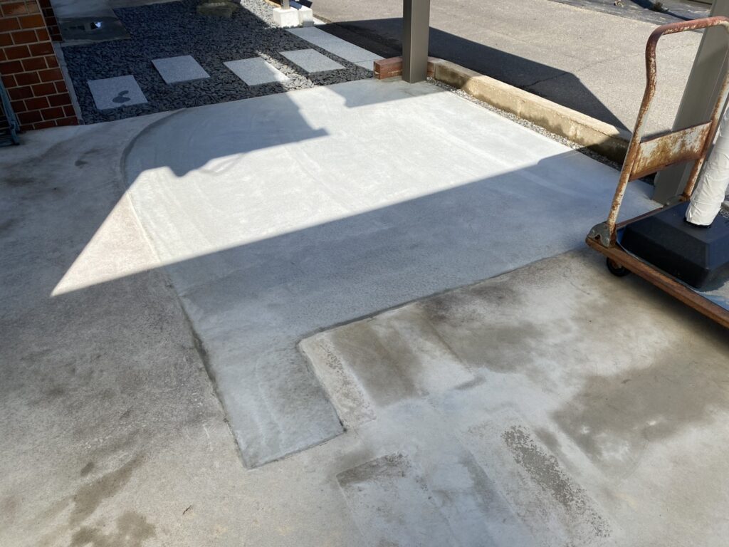 【高松市Ｋ様邸】庭仕舞い工事㊗完工｜生垣や花壇撤去し雑草対策＆和テイストの玄関周りもスッキリ完了 (株)カインズガーデン