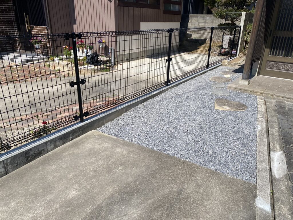 【香川町Ｈ様邸二期】ブロックフェンス工事㊗完工｜軽量メッシュフェンスで安心✨境界面スッキリ完成 (株)カインズガーデン