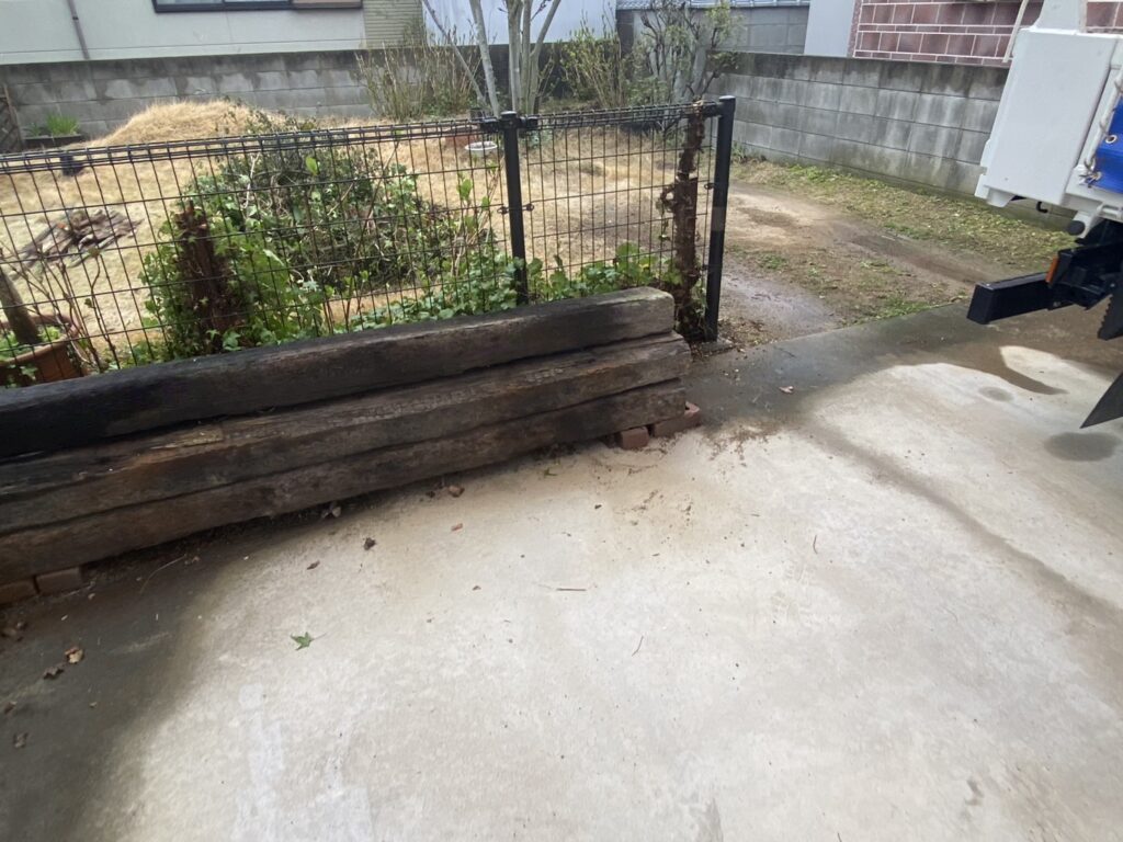 【三豊市Ｉ様邸】フェンス工事着工⛑｜レンガ壁に絡んだ植栽・既存ラティスの撤去から開始します (株)カインズガーデン｜香川県の庭仕舞い工事