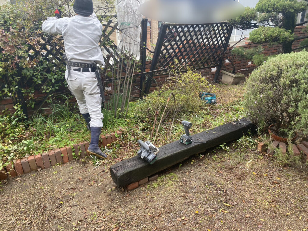 【三豊市Ｉ様邸】フェンス工事着工⛑｜レンガ壁に絡んだ植栽・既存ラティスの撤去から開始します (株)カインズガーデン｜香川県の庭仕舞い工事
