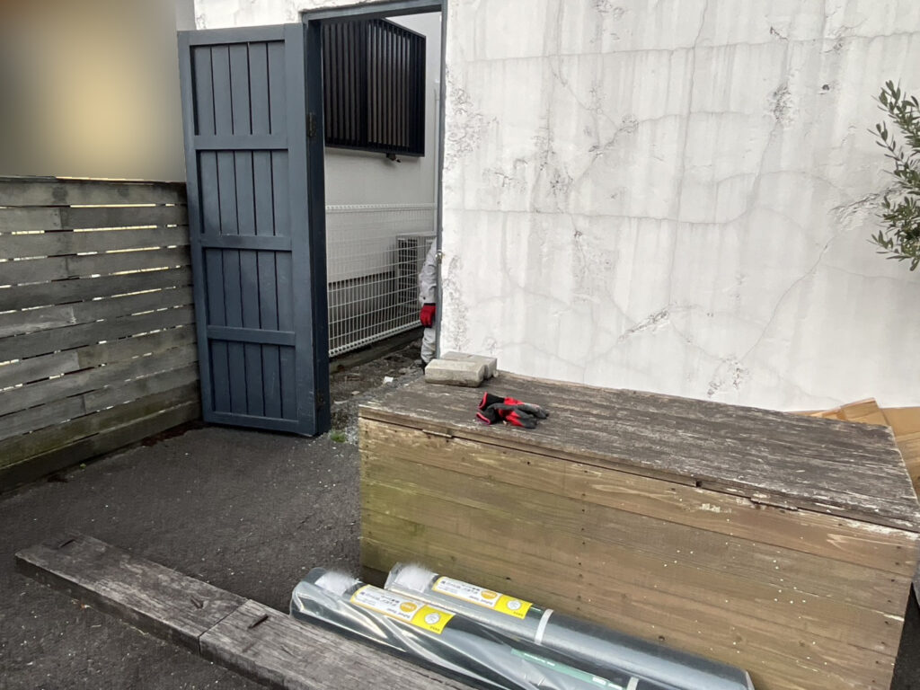 【高松市Ａ様邸】雑草対策工事着工⛑｜雑草や低木・木製フェンスも撤去し、景観スッキリに仕上げます (株)カインズガーデン