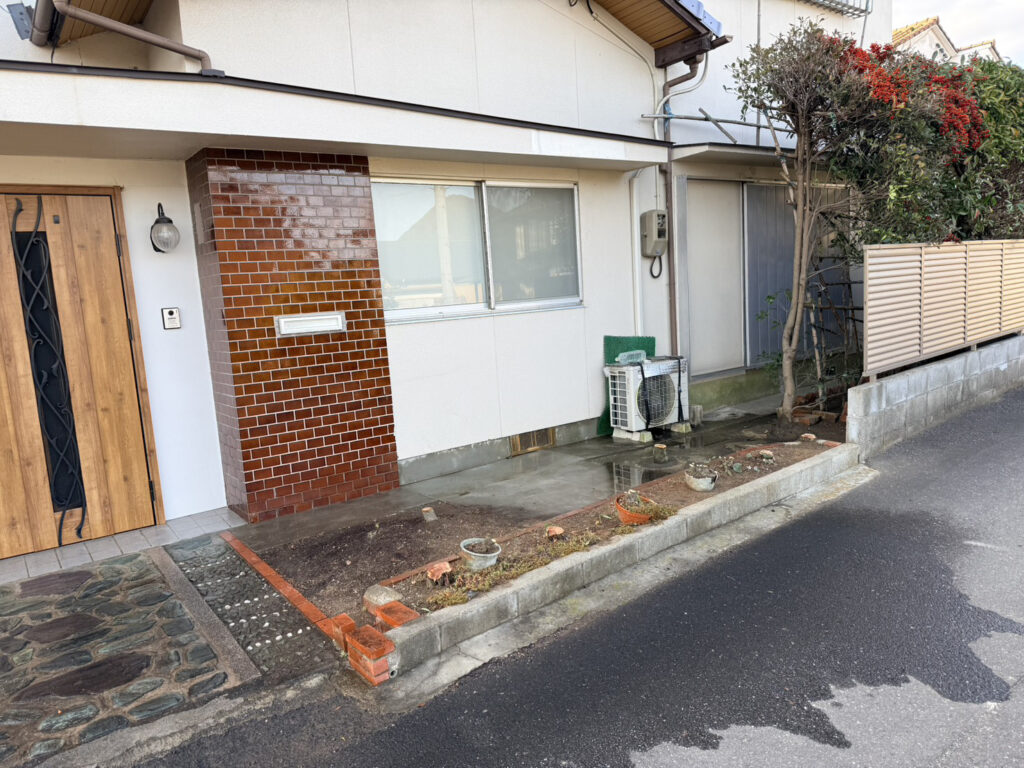 【高松市Ｋ様邸】庭仕舞い工事｜生垣や庭木の伐根・花壇や玄関アプローチをスッキリ撤去します！ (株)カインズガーデン
