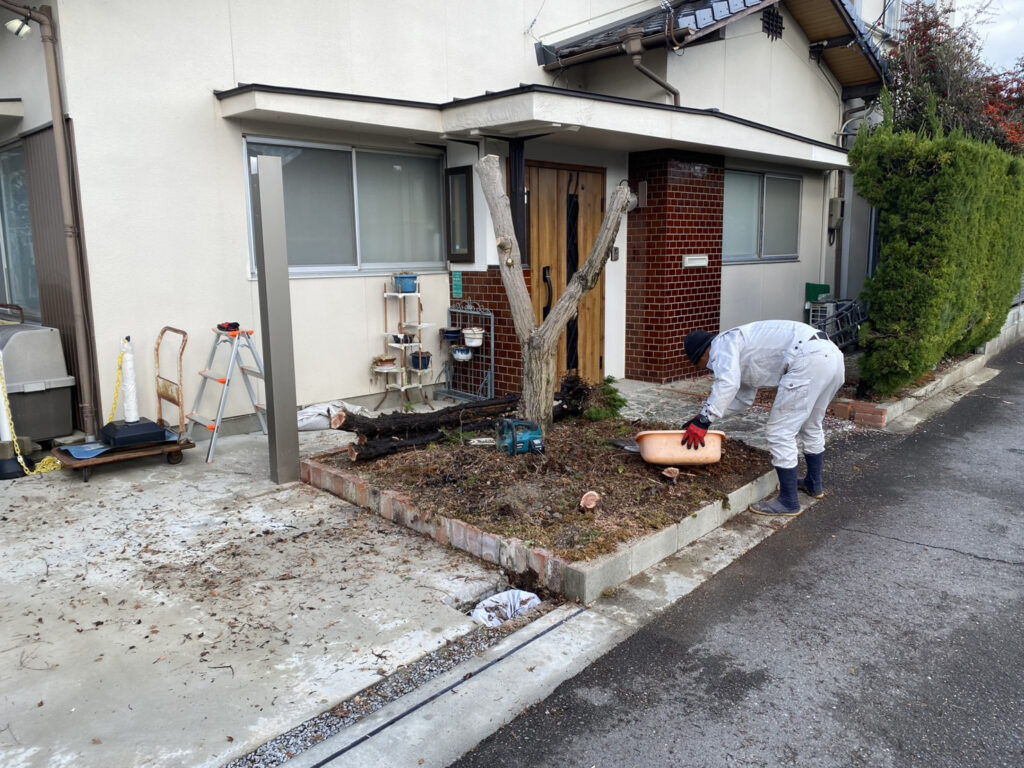 【高松市Ｋ様邸】庭仕舞い工事｜生垣や庭木の伐根・花壇や玄関アプローチをスッキリ撤去します！ (株)カインズガーデン