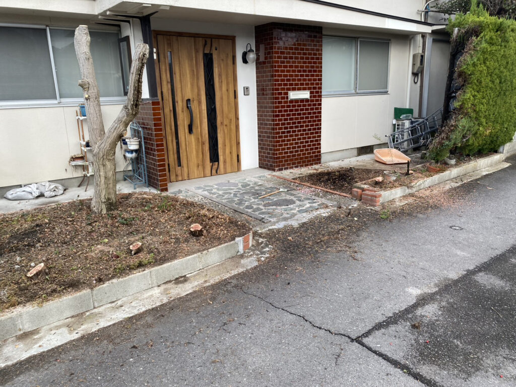 【高松市Ｋ様邸】庭仕舞い工事｜生垣や庭木の伐根・花壇や玄関アプローチをスッキリ撤去します！ (株)カインズガーデン