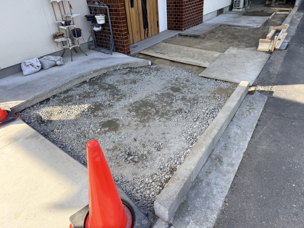 【高松市Ｋ様邸】庭仕舞い工事｜玄関周りの目隠しフェンス・サイクルポートの柱移設・モルタル補修完了 (株)カインズガーデン