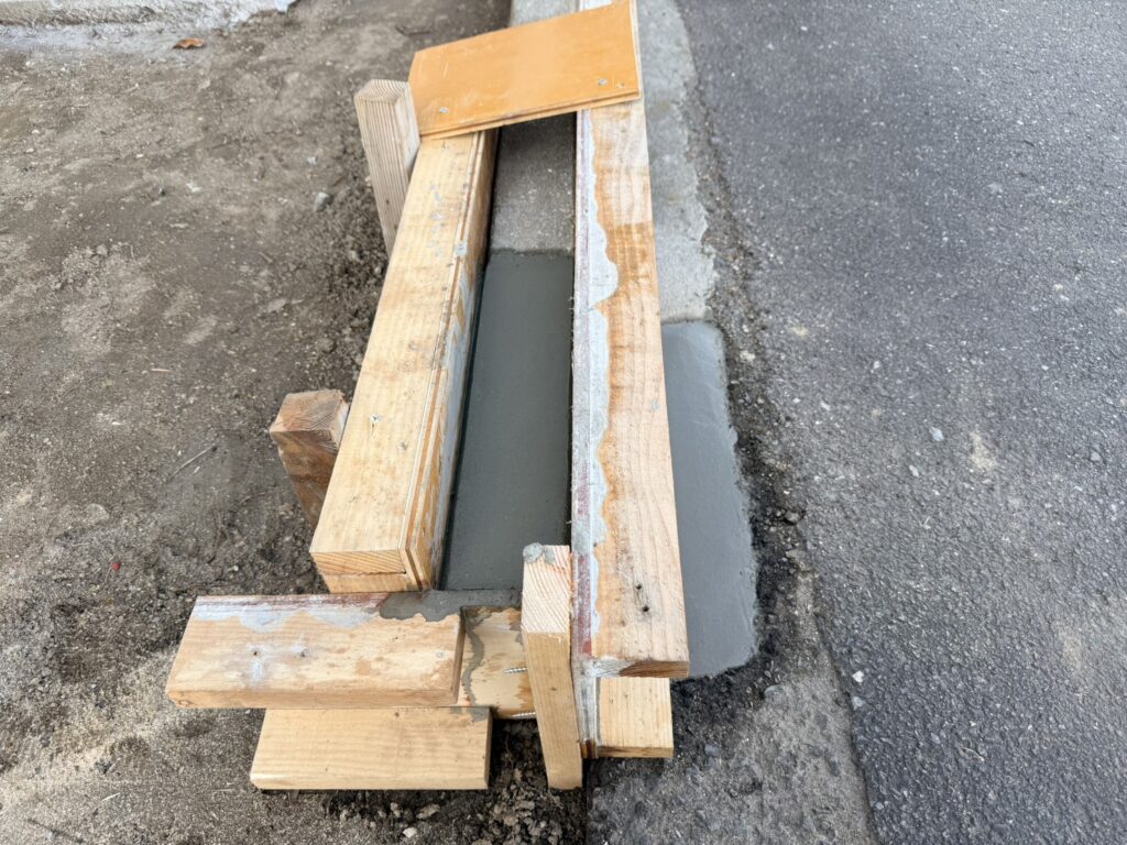 【高松市Ｋ様邸】庭仕舞い工事｜玄関周りの目隠しフェンス・サイクルポートの柱移設・モルタル補修完了 (株)カインズガーデン