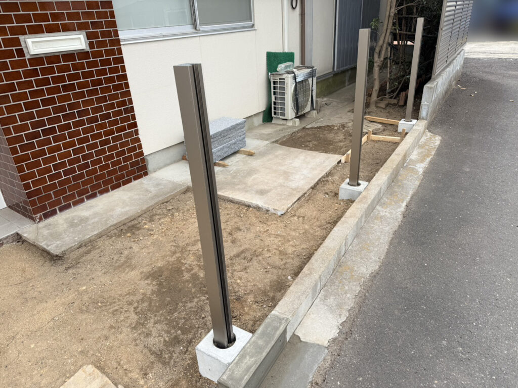 【高松市Ｋ様邸】庭仕舞い工事｜玄関周りの目隠しフェンス・サイクルポートの柱移設・モルタル補修完了 (株)カインズガーデン