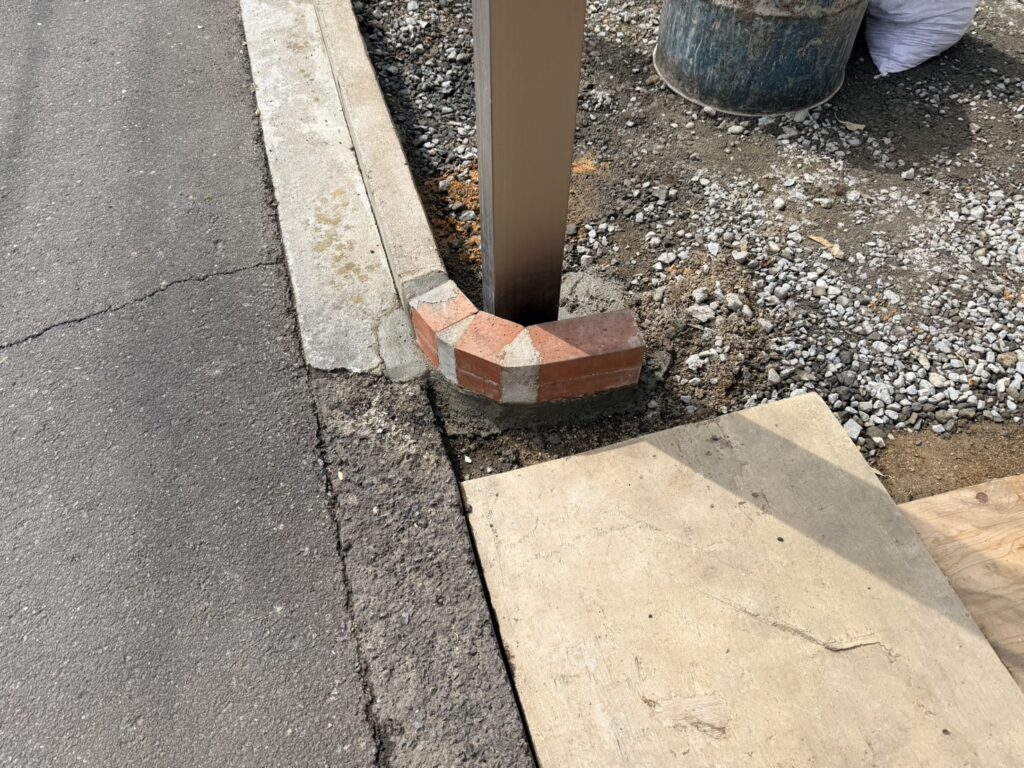 【高松市Ｋ様邸】庭仕舞い工事｜玄関周りの目隠しフェンス・サイクルポートの柱移設・モルタル補修完了 (株)カインズガーデン