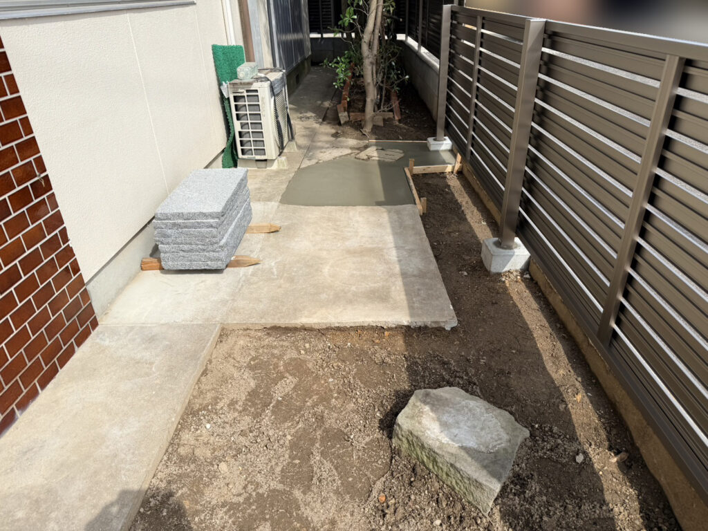 【高松市Ｋ様邸】庭仕舞い工事｜玄関周りの目隠しフェンス・サイクルポートの柱移設・モルタル補修完了 (株)カインズガーデン