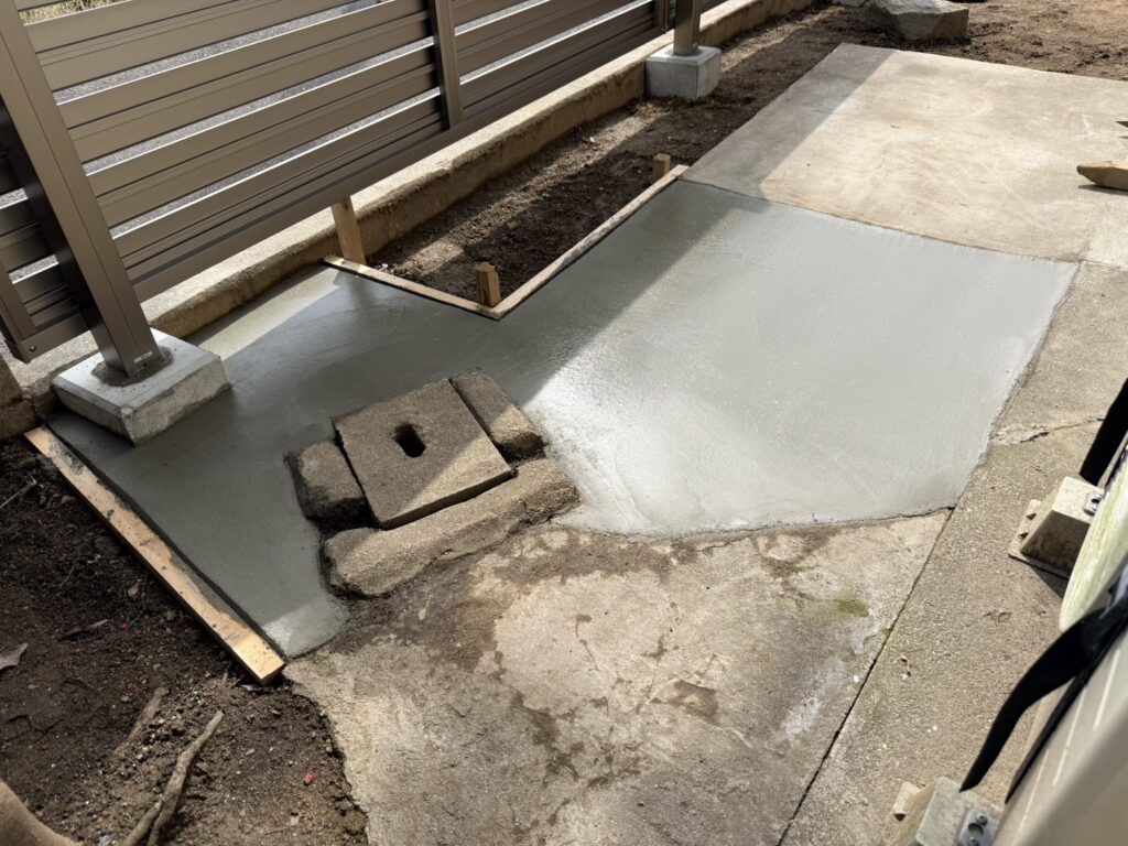 【高松市Ｋ様邸】庭仕舞い工事｜玄関周りの目隠しフェンス・サイクルポートの柱移設・モルタル補修完了 (株)カインズガーデン