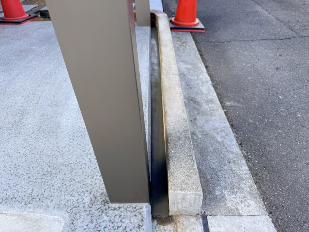 【高松市Ｋ様邸】庭仕舞い工事㊗完工｜生垣や花壇撤去し雑草対策＆和テイストの玄関周りもスッキリ完了 (株)カインズガーデン