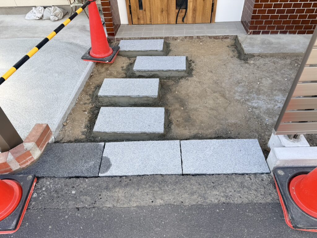 【高松市Ｋ様邸】庭仕舞い工事㊗完工｜生垣や花壇撤去し雑草対策＆和テイストの玄関周りもスッキリ完了 (株)カインズガーデン