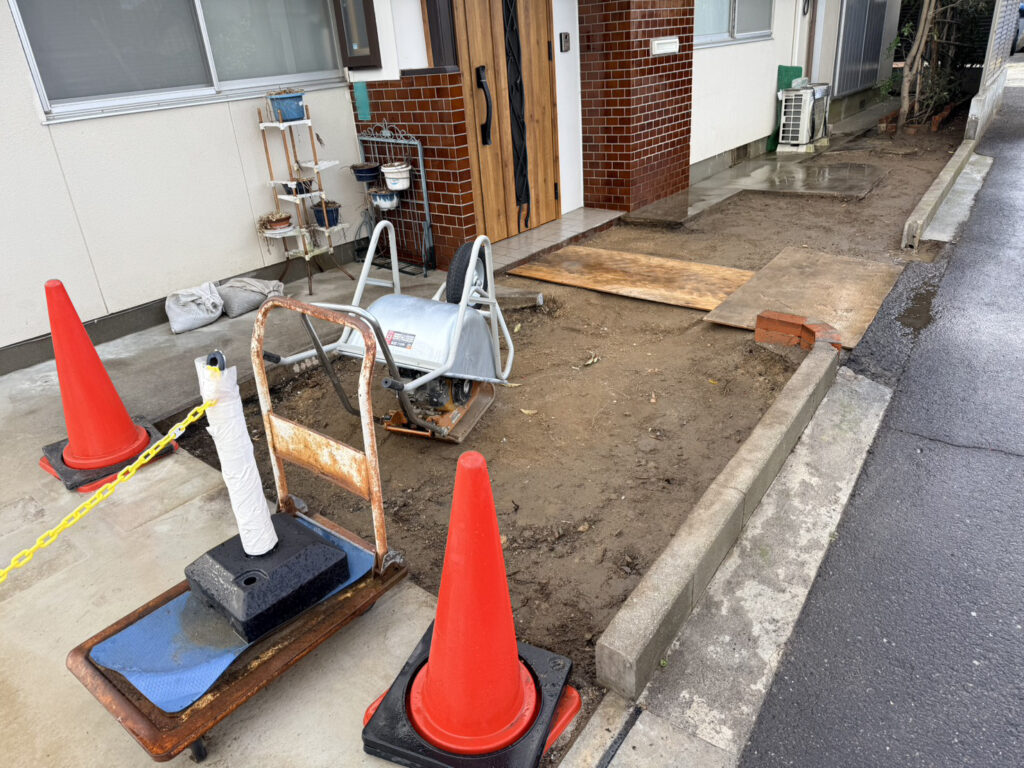 【高松市Ｋ様邸】庭仕舞い工事｜生垣や庭木の伐根・花壇や玄関アプローチをスッキリ撤去します！ (株)カインズガーデン