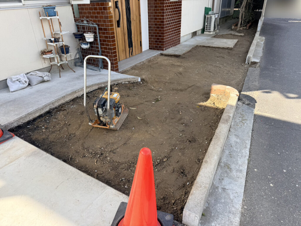 【高松市Ｋ様邸】庭仕舞い工事｜生垣や庭木の伐根・花壇や玄関アプローチをスッキリ撤去します！ (株)カインズガーデン