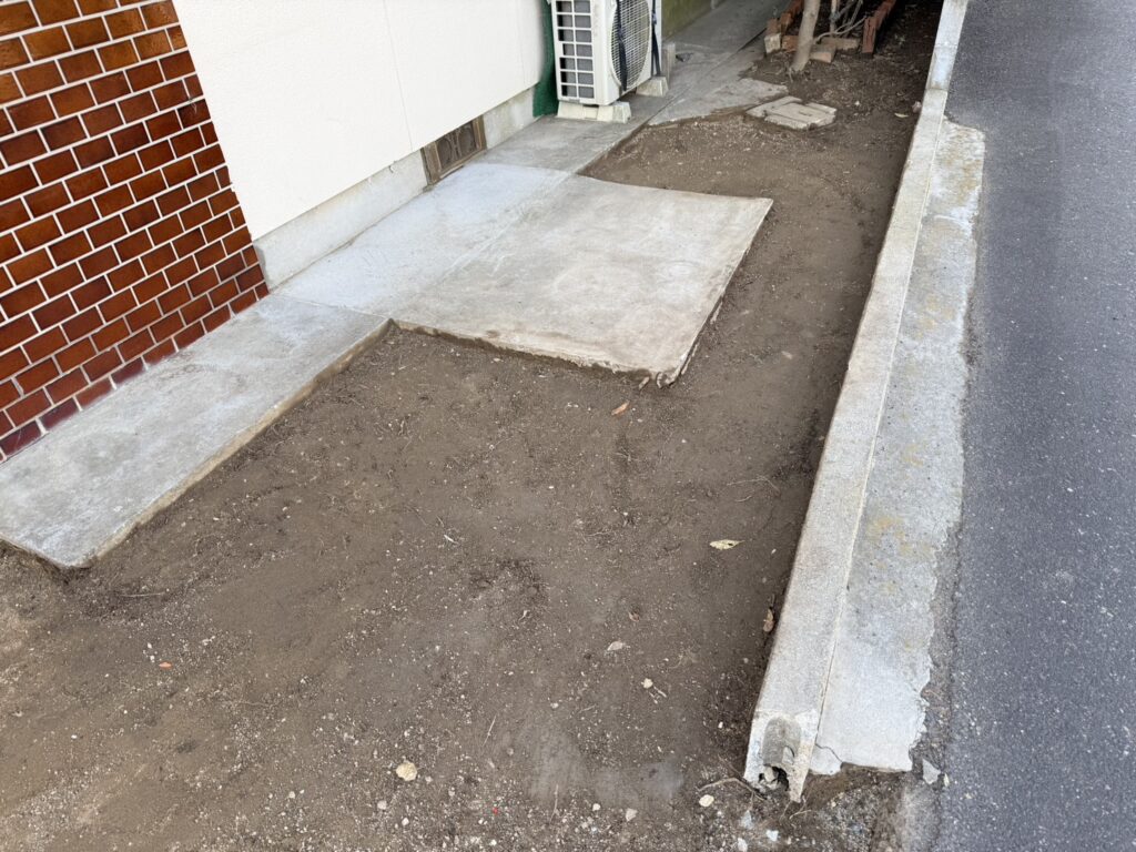 【高松市Ｋ様邸】庭仕舞い工事｜生垣や庭木の伐根・花壇や玄関アプローチをスッキリ撤去します！ (株)カインズガーデン