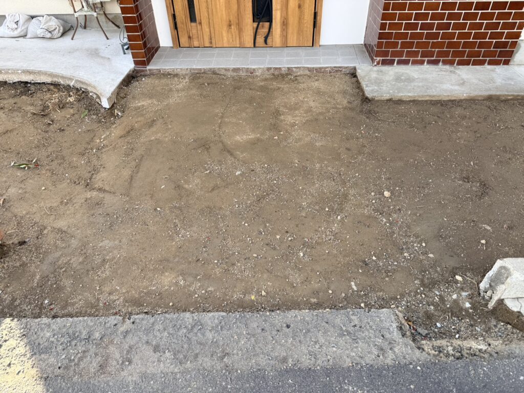 【高松市Ｋ様邸】庭仕舞い工事｜生垣や庭木の伐根・花壇や玄関アプローチをスッキリ撤去します！ (株)カインズガーデン